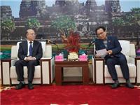 广东省纪委书记宋福龙率团访问潮州会馆  见证省侨办捐赠端华大学一批图书、乐器等文化用品