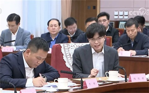 李强总理主持召开的座谈会上，90后潮青杨植麟作为企业家代表发言